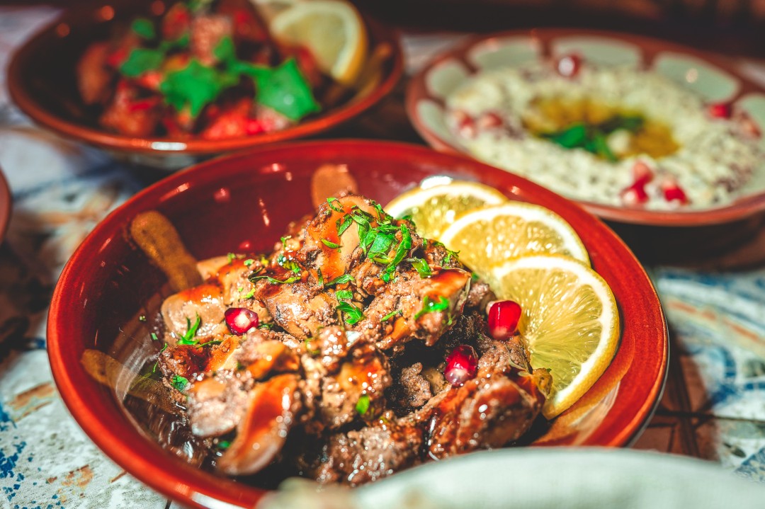 meleg mezze kínálat, keleti ízek a Leila's étteremben