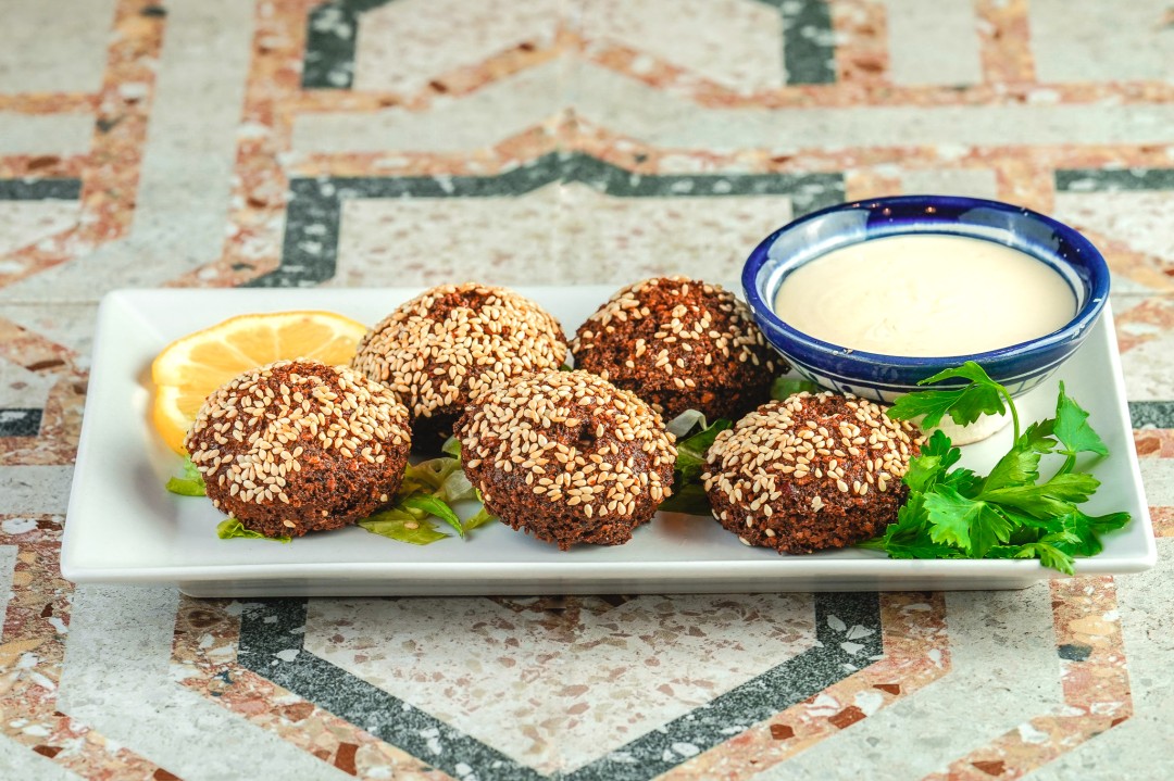 falafel a meleg mezze kínálatban, keleti ízek a Leila's étteremben, Budapesten