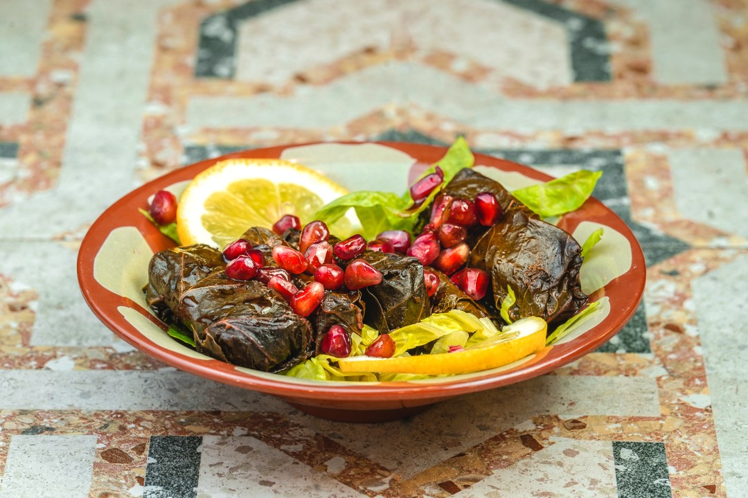 hideg mezze töltött szőlőlevél, keleti ételek a Leila's Budapest kínálatában