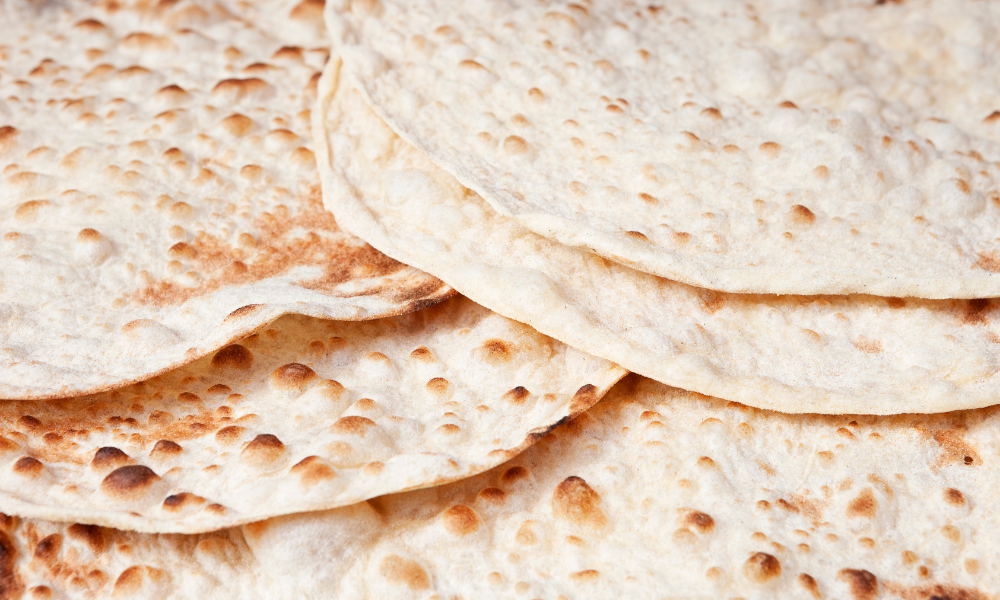 libanoni ételek kínálata, libanoni kenyér köret