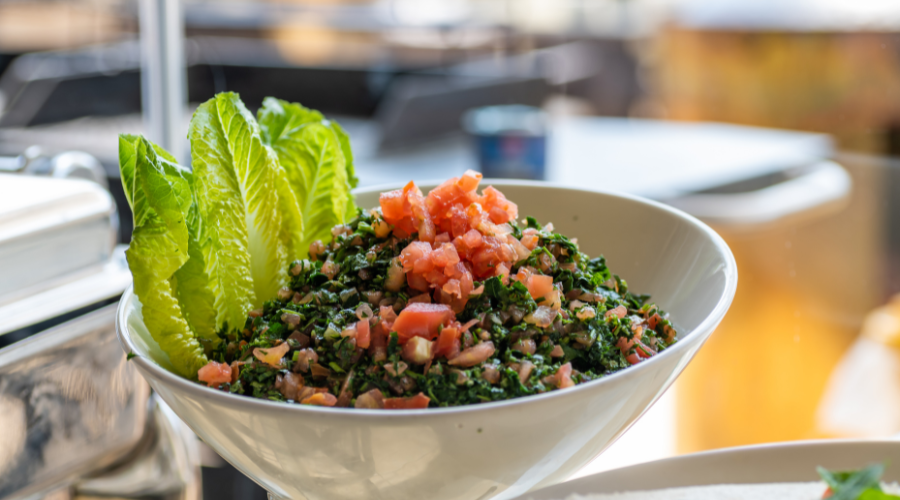 egészséges libanoni konyha, saláták, friss alapanyagok